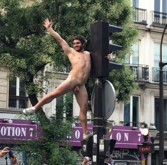 Se desnuda en la calle para celebrar el Mundial
