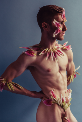 Hombres desnudos y flores, el arte de Travis Chantar