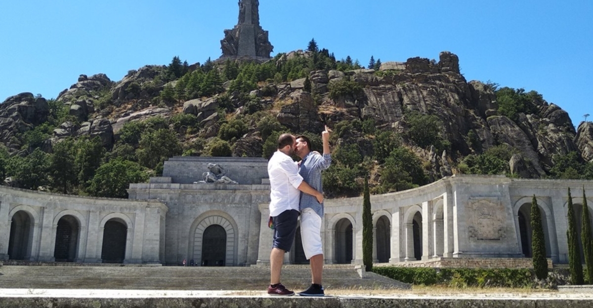 Un beso gay contra el franquismo: "El valle no se toca, nos tocamos en el valle"