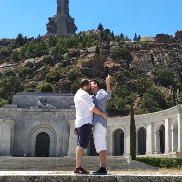 Un beso gay contra el franquismo: "El valle no se toca, nos tocamos en el valle"