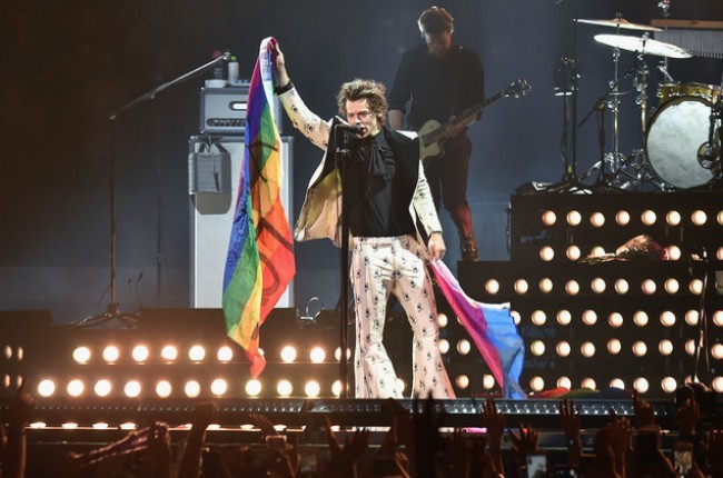 Harry Styles muestra de nuevo su apoyo a la comunidad LGTB