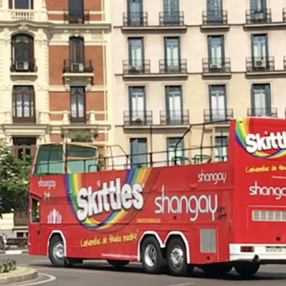 La carroza de Skittles y Shangay ya circula con Orgullo por Madrid