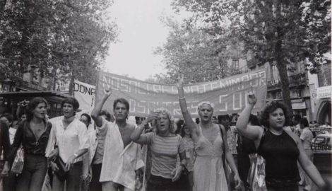 Imagen de la primera manifestación del Orgullo LGTBIQ+ en Barcelona, en 1977.