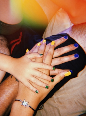 La sorprendente y viral reacción de un abuelo al ver a su nieto con las uñas pintadas