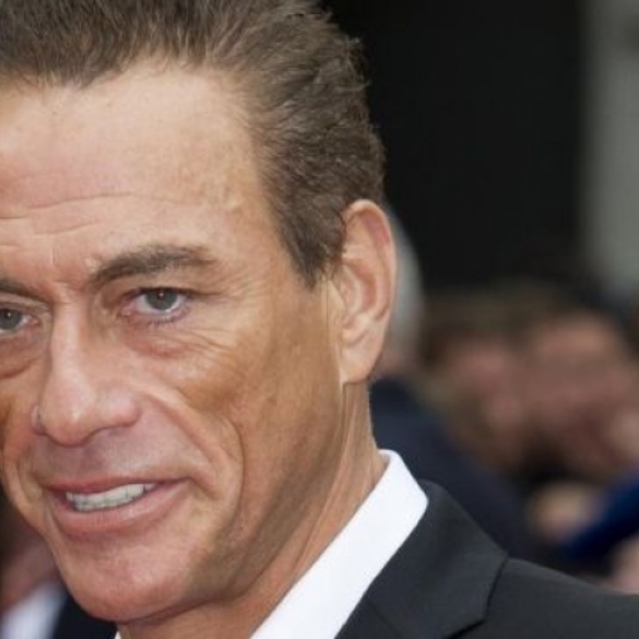 Van Damme da una clase repugnante de homofobia en la televisión francesa en pleno Orgullo