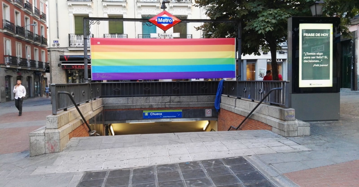 La bandera gay de la entrada al metro de Chueca que ¿llegó para quedarse?