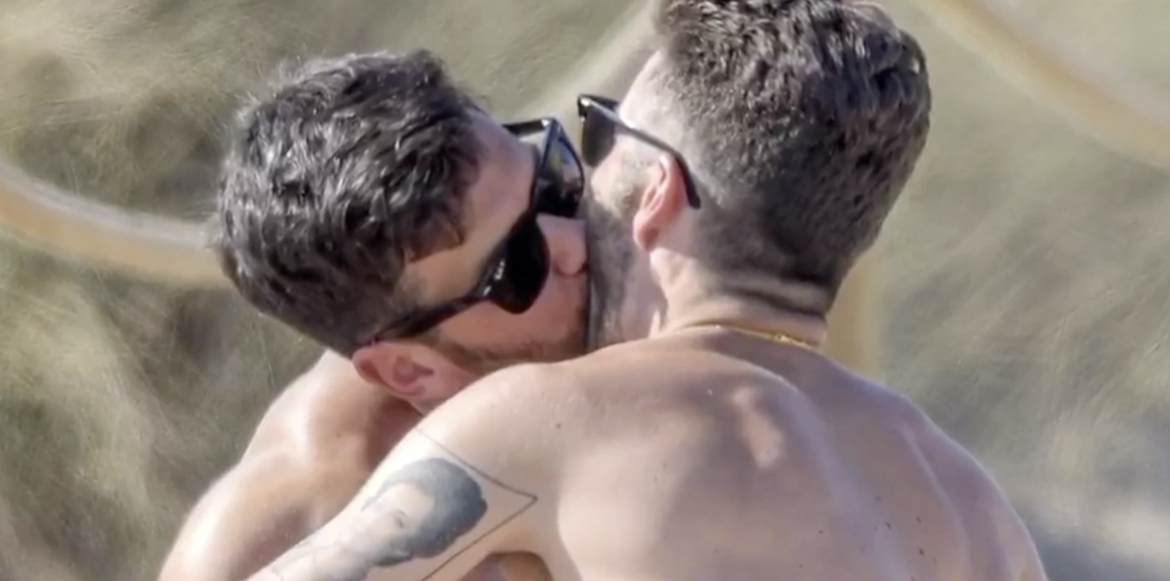 El vídeo más caliente de Pelayo Díaz y su prometido Andy en las playas de Ibiza