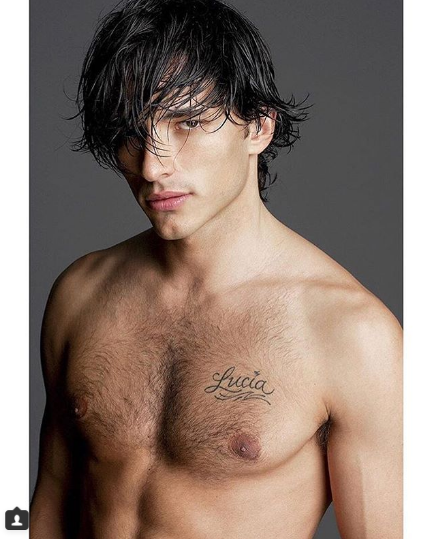 La ola de calor deja (casi) desnudo a Andrés Velencoso