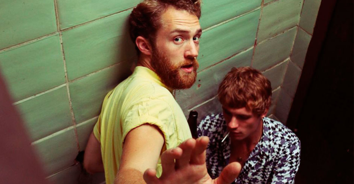 El vídeo del trío gay que calienta Twitter: sexo en el baño de un club