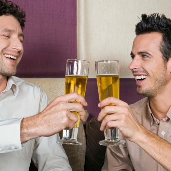 ¿Sienten atracción los heteros por otros hombres cuando beben cerveza?