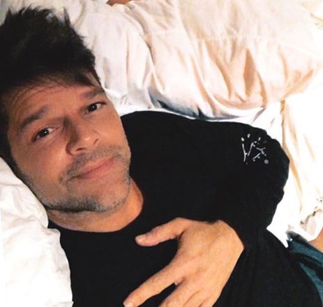 ¿Por qué Ricky Martin parece no poder levantarse en su verano más sexy?