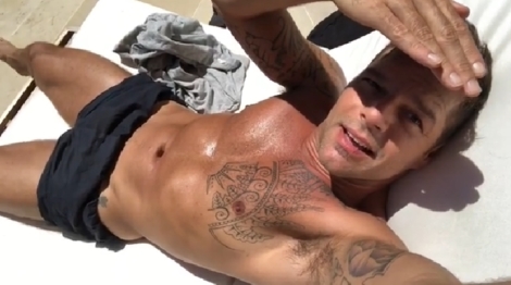 ¿Por qué Ricky Martin parece no poder levantarse en su verano más sexy?
