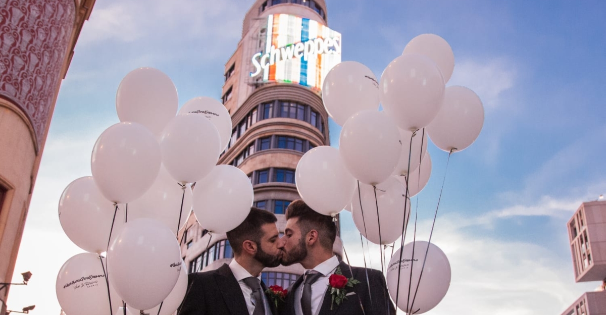 La romántica boda de Iván Martínez (LGTBIpol) y Ronald Bravo en Madrid