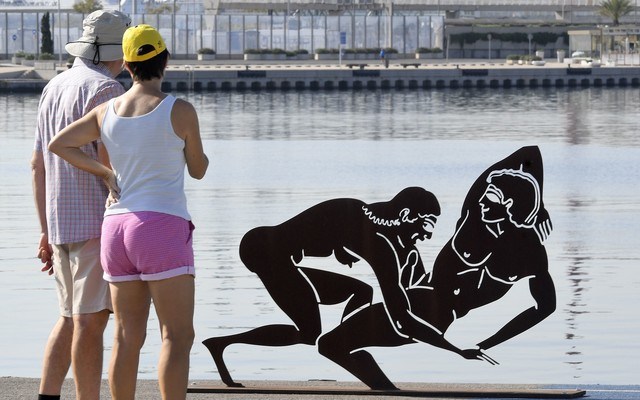 ¿Perjudican a los niños las esculturas sexuales de Miró en Valencia?