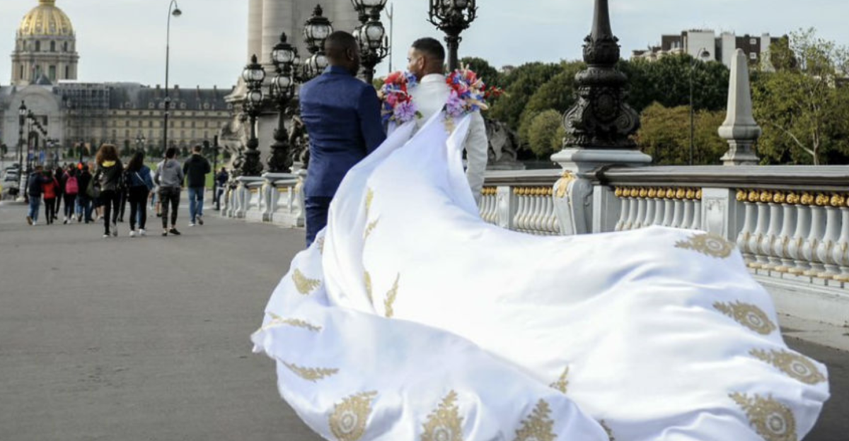 La 'capa de reina' que ha convertido en viral esta boda gay