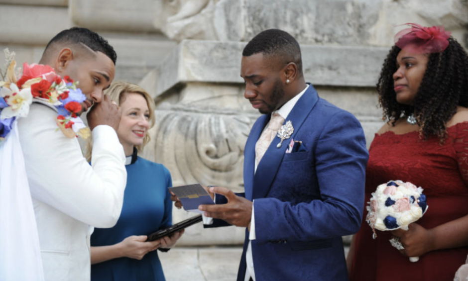 La 'capa de reina' que ha convertido en viral esta boda gay