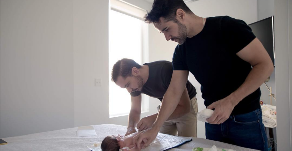 El escritor e instagramer Jordi Tello y su marido, Fernando, felices con su hijo