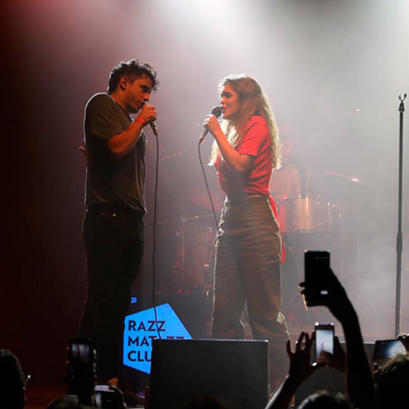 Amaia Romero canta con Carolina Durante en su concierto en Barcelona