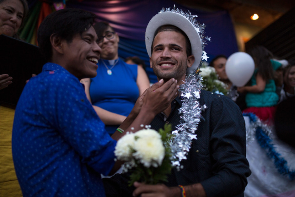 Llegan las primeras bodas de la caravana LGTB en Tijuana mientras esperan el asilo en EEUU