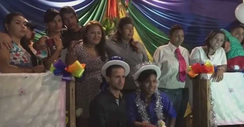 Llegan las primeras bodas de la caravana LGTB en Tijuana mientras esperan el asilo en EEUU