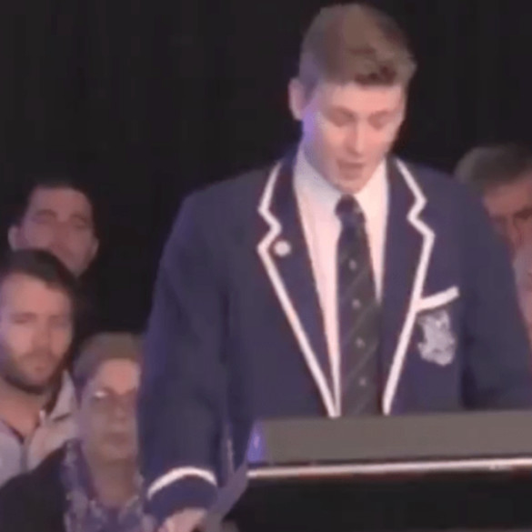 Estudiante sale del armario mientras pronunciaba un discurso delante de toda su escuela católica