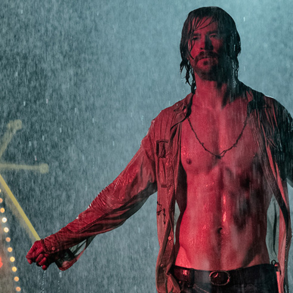 Chris Hemsworth se rodea de mentiras en 'Malos tiempos en El Royale'