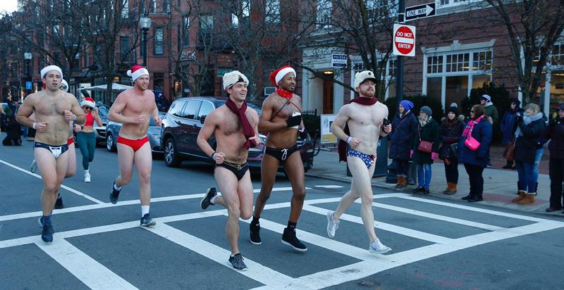 ¿Qué hacen 200 Papás Noel medio desnudos por la calle?