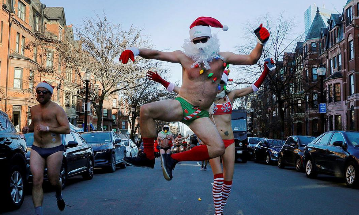 ¿Qué hacen 200 Papás Noel medio desnudos por la calle?