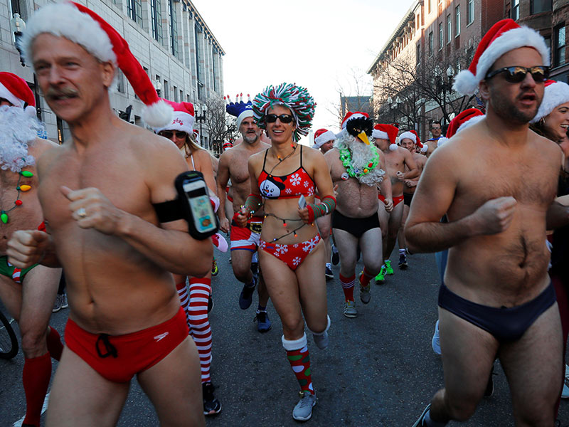 ¿Qué hacen 200 Papás Noel medio desnudos por la calle?