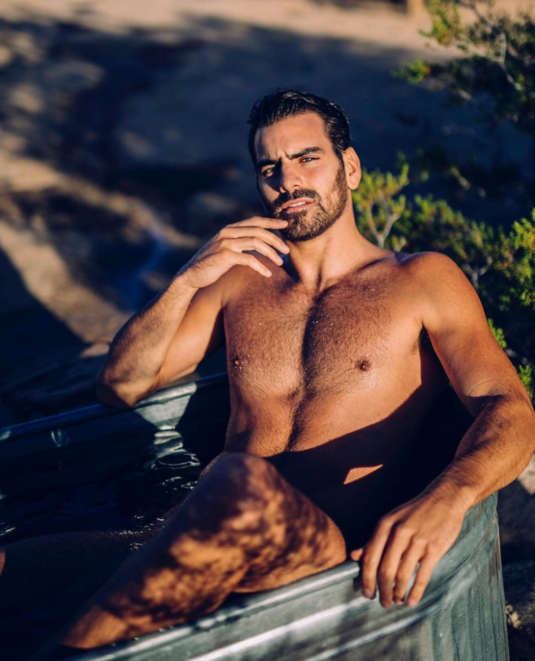 Nyle DiMarco protagoniza la versión gay de '7 Rings' de Ariana Gr...