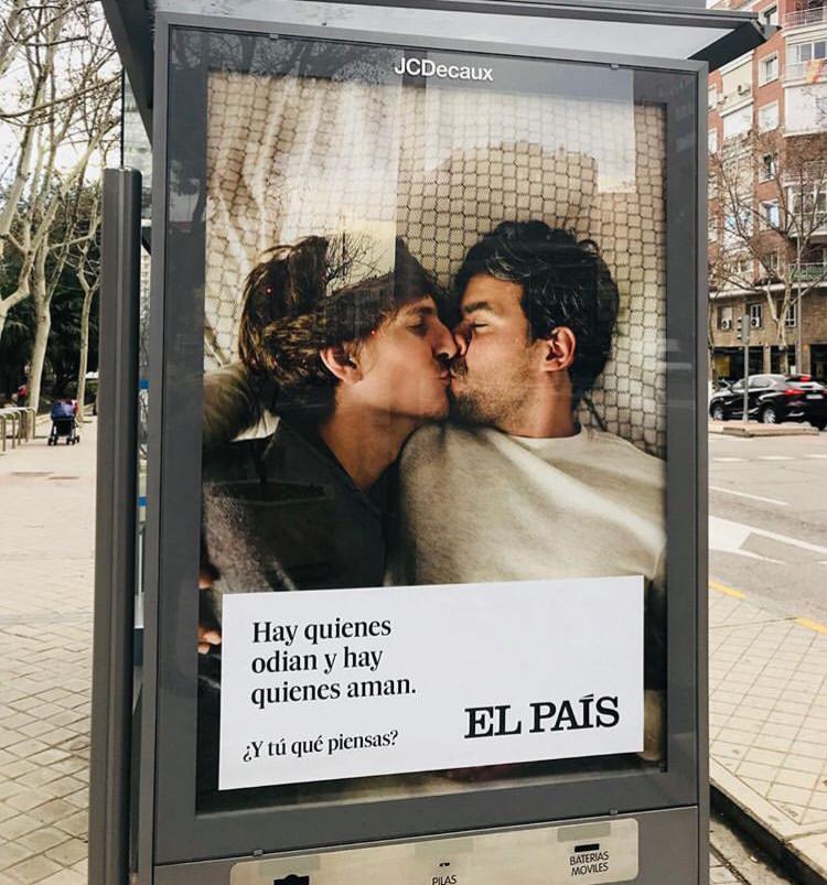 El beso gay que inunda las calles