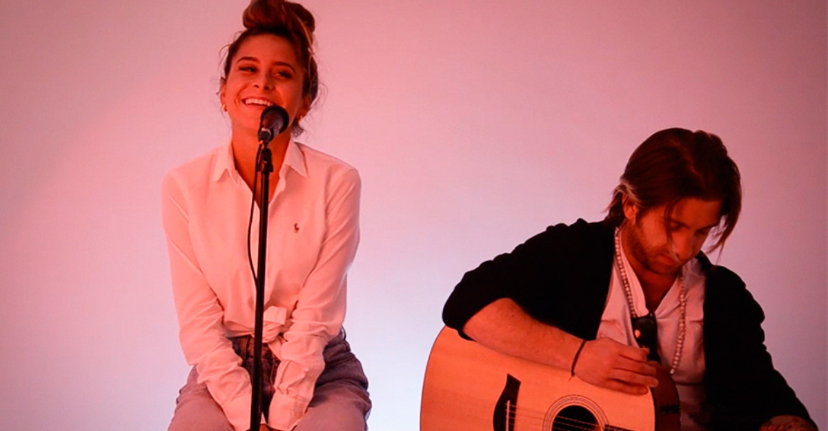 Cami nos canta en acústico y en exclusiva 'No es real' y 'Ven'