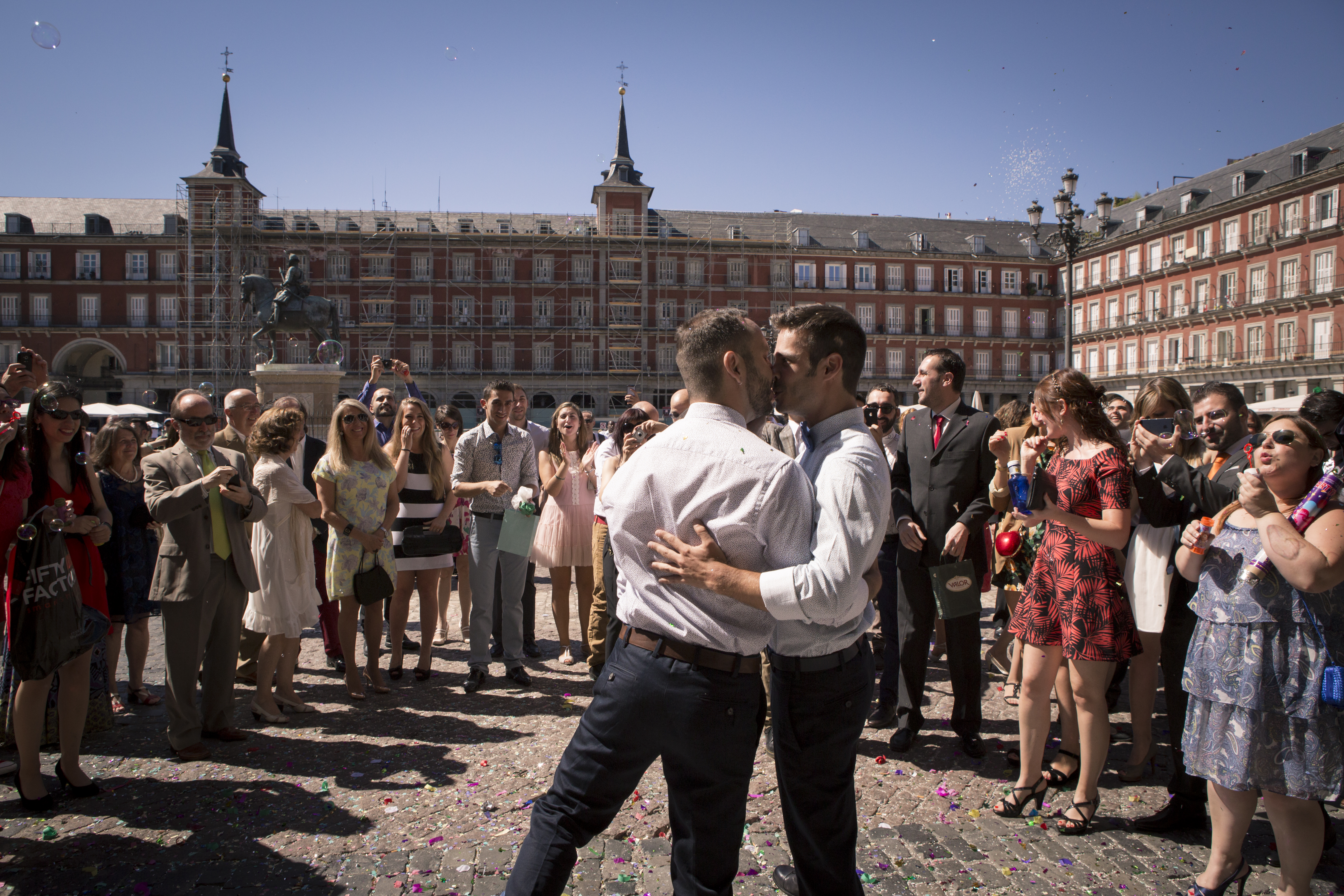 Bodas gays por San Valentín: Dos Bigotes en la Plaza Mayor de Madrid