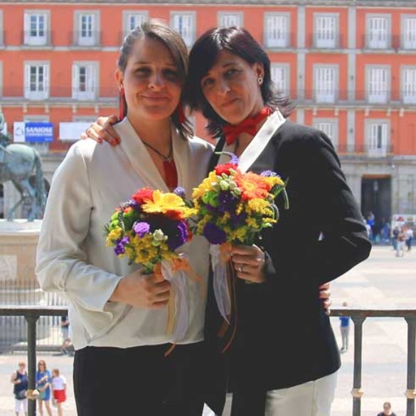 Bodas LGTBI por San Valentín: Diana y Sandra, un día castizo en la Plaza Mayor de Madrid