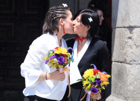 Bodas LGTBI por San Valentín: Diana y Sandra, un día castizo en la Plaza Mayor de Madrid