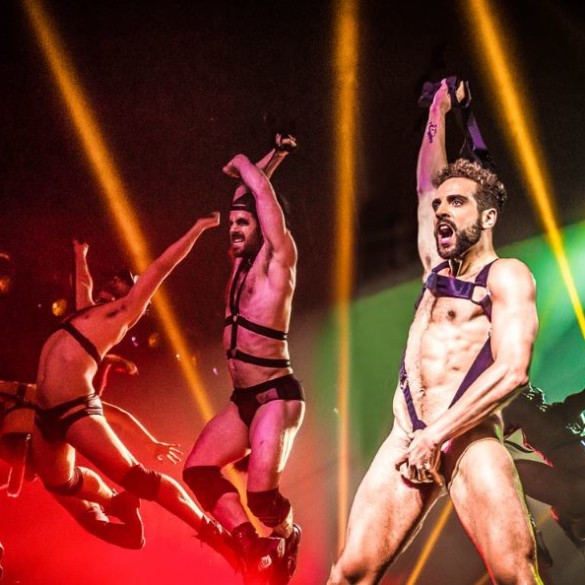 'Broadway Bares': bailarines en suspensorio se desnudan contra el sida
