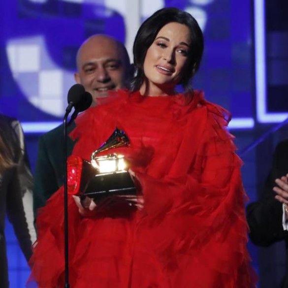 Kacey Musgraves, la triunfadora de los Grammys, estrena 'Rainbow', su nuevo himno LGTBI