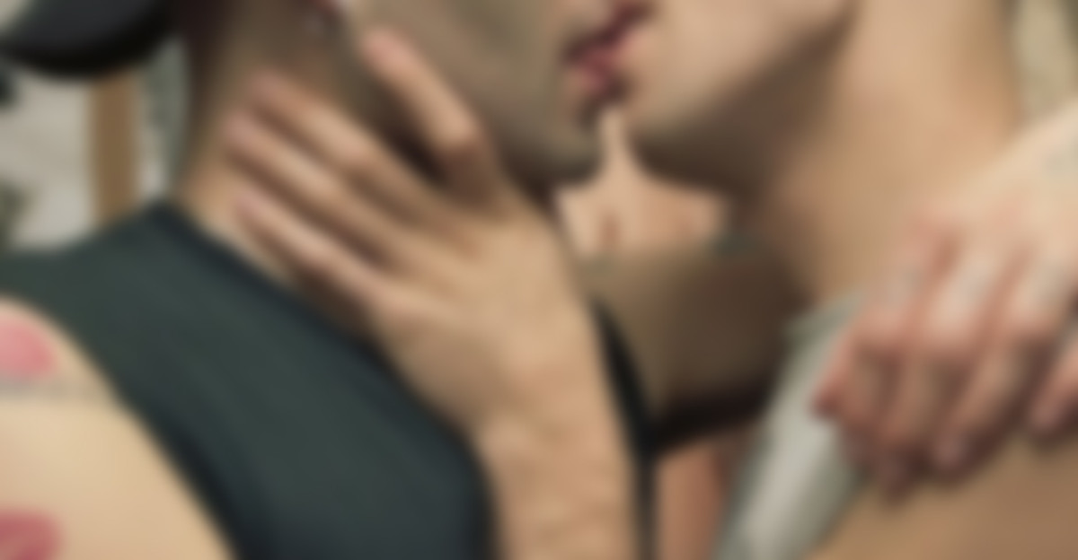 Escupen a una pareja gay por besarse en Barcelona