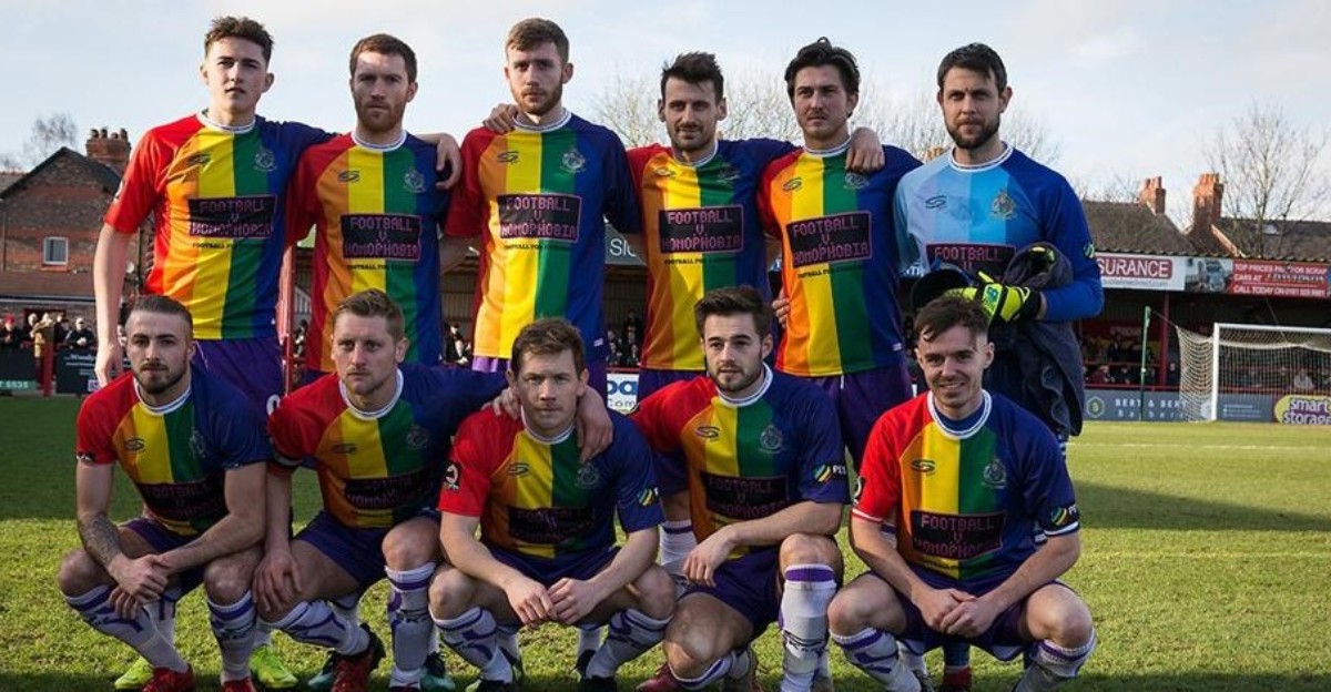Un equipo de fútbol se viste de arcoíris para luchar contra la LGTBIfobia