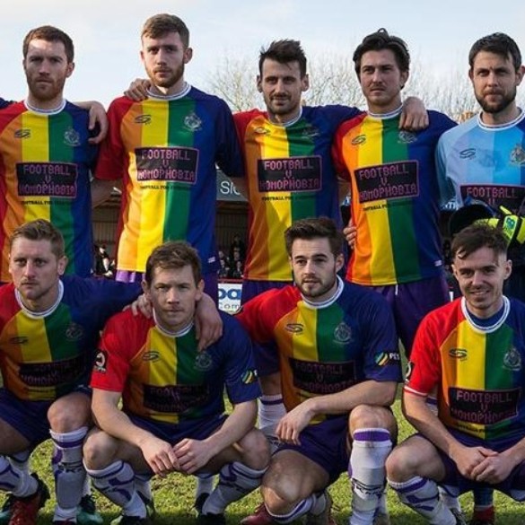 Un equipo de fútbol se viste de arcoíris para luchar contra la LGTBIfobia