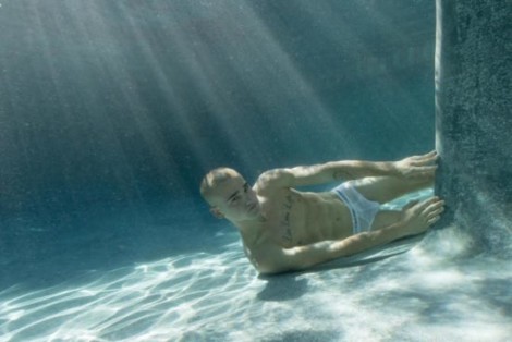 Desnudos bajo el agua para sumergirse en la vulnerabilidad masculina
