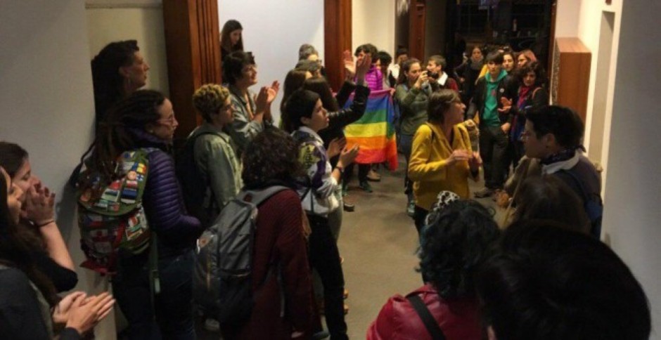 40 mujeres exigen a un portero homófobo que se disculpe con una pareja de lesbianas 