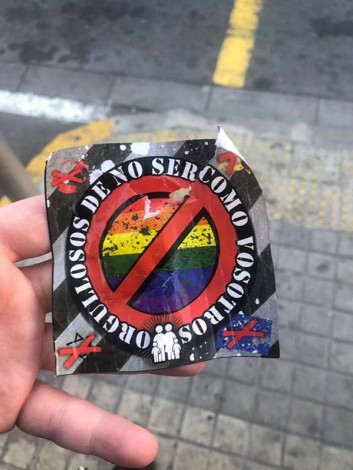 Pegatinas LGTBIfóbicas en las calles de Valencia