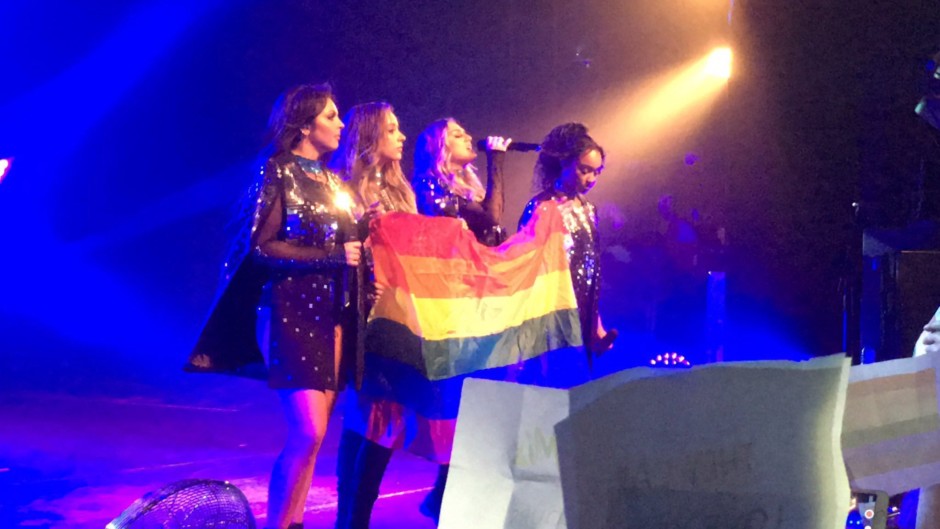 Little Mix muestra su Orgullo en Dubai, donde el sexo gay es ilegal, y cantan frente a una bandera arcoíris