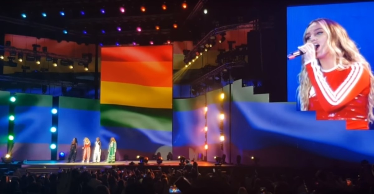 Little Mix muestra su Orgullo en Dubai, donde el sexo gay es ilegal, y cantan frente a una bandera arcoíris