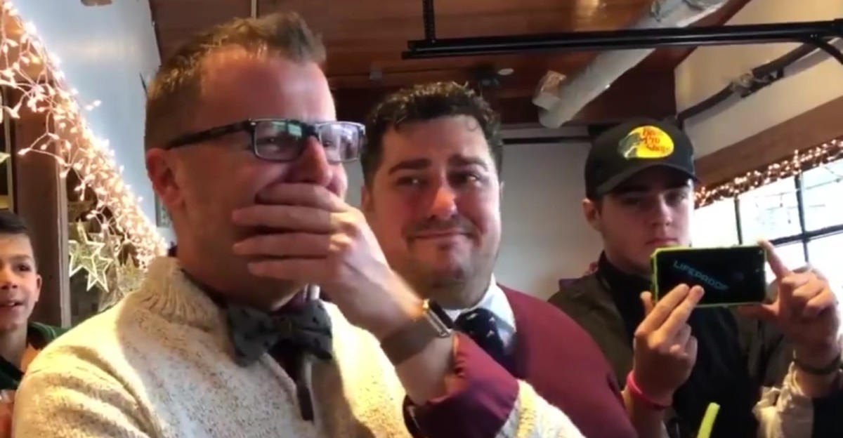 Un profesor gay oculta su boda y sus alumnos le sorprenden