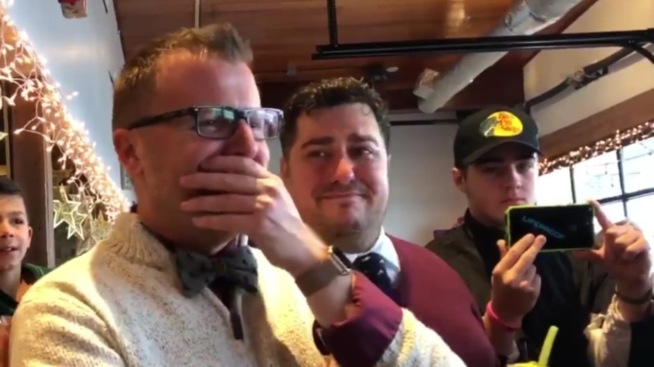 Un profesor gay oculta su boda y sus alumnos le sorprenden