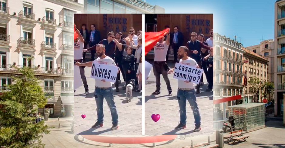 La emotiva pedida de mano gay en la Plaza Pedro Zerolo de Madrid