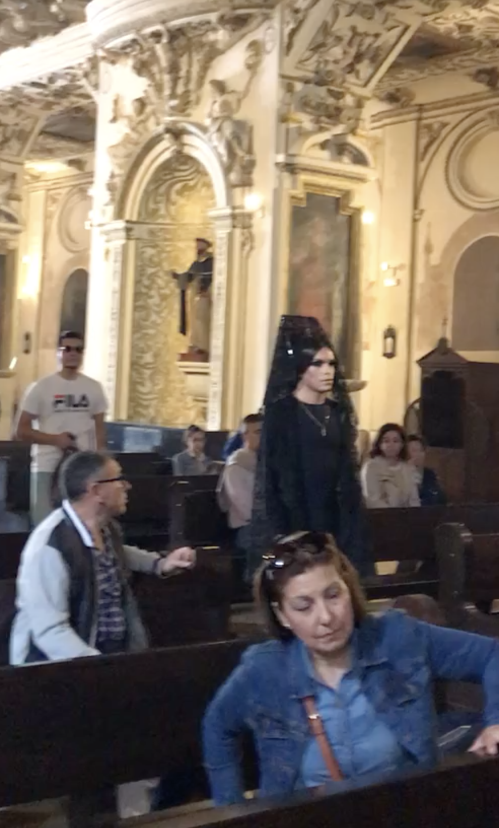 Pasea su ‘mantilla travesti’ en la Semana Santa de Córdoba por el derecho de los "maricones"