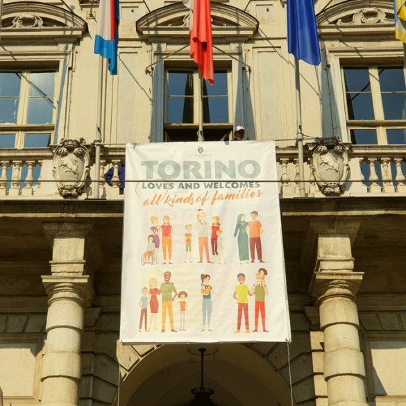 Turín desplegó este fin de semana una pancarta para apoyar a la comunidad LGTB